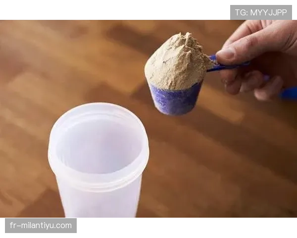 杨力维家的冰箱里居然塞满了蛋白粉,连饮料都喝零卡的 杨力维家的冰箱里居然塞满了蛋白粉,连饮料都喝零卡的